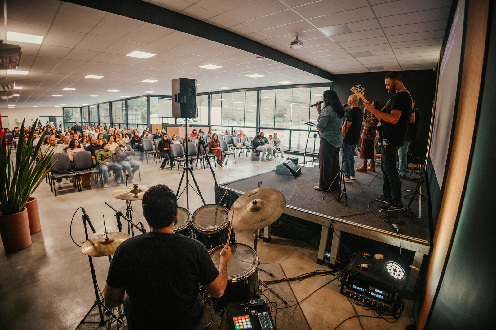 Banda e congregação durante uma celebração na Casa Viva