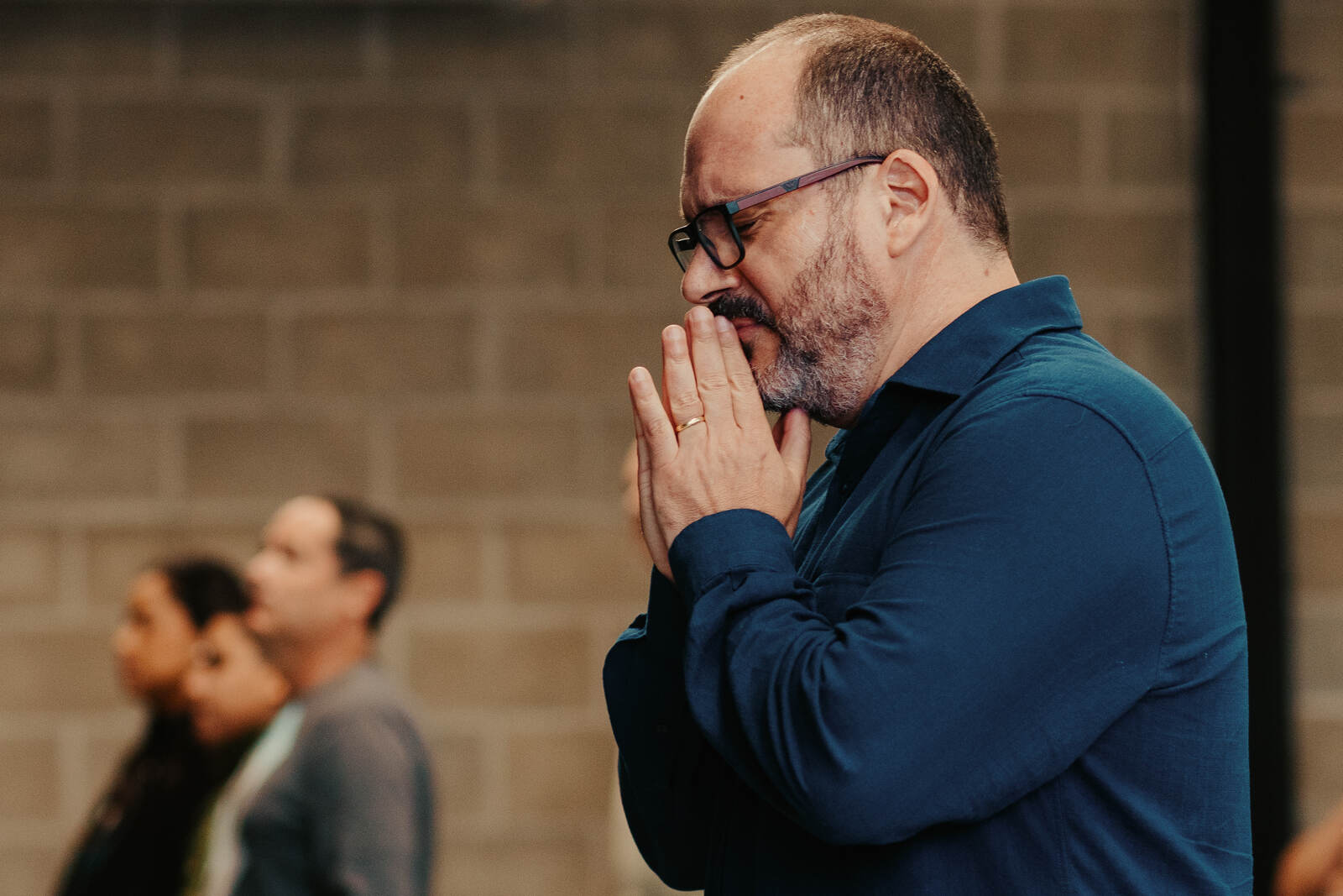 Homem em oração durante o culto