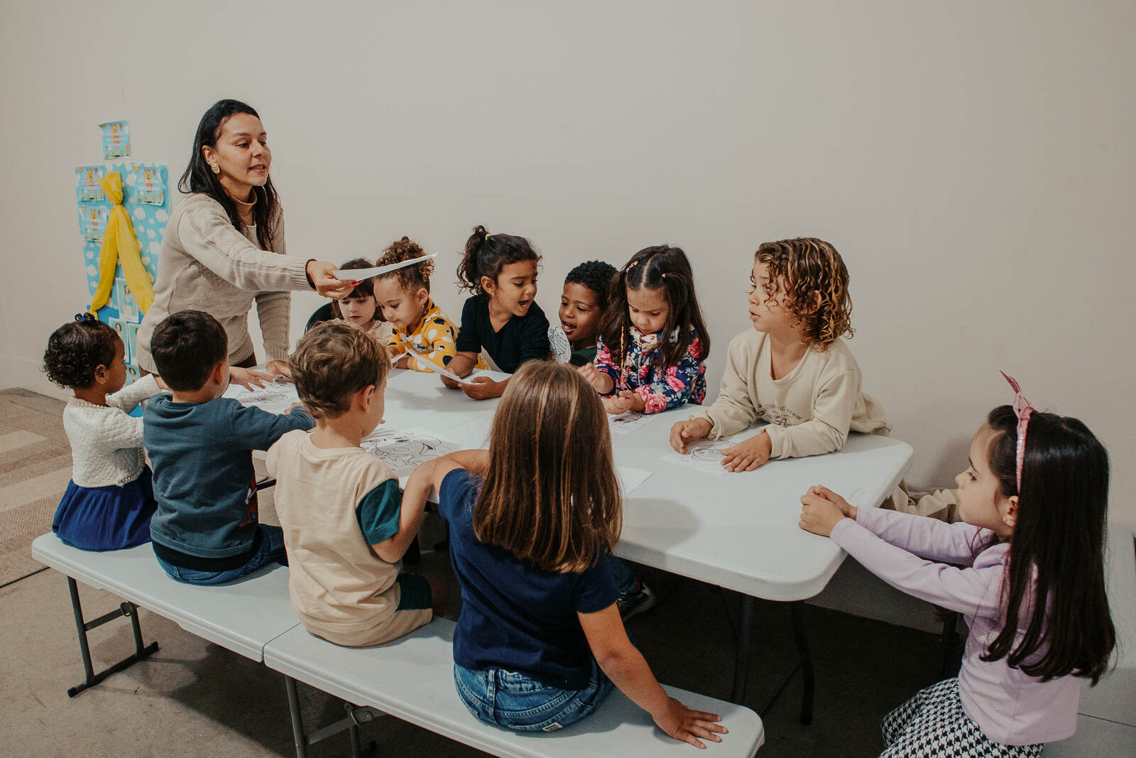 Crianças em atividade com a professora