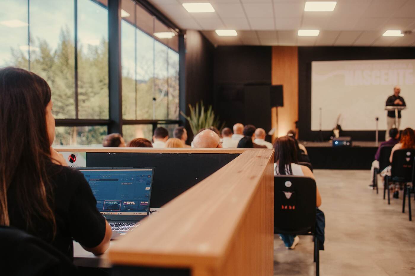 Voluntária operando a projeção no auditório