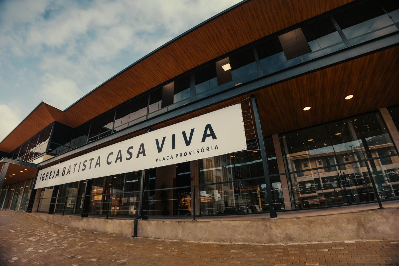 Fachada com a placa Igreja Batista Casa Viva