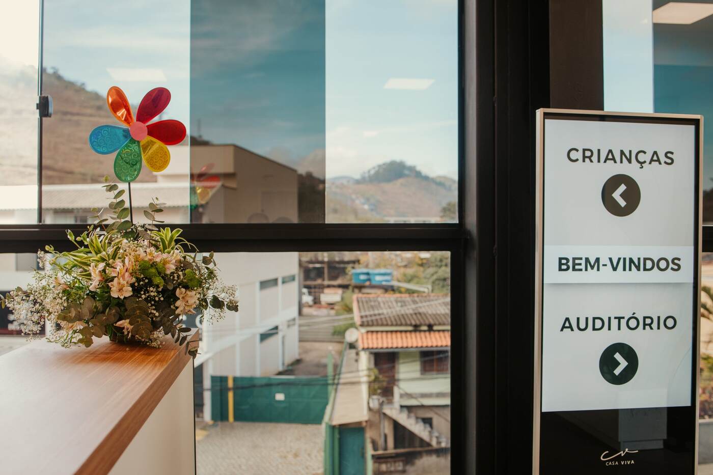Placa de boas-vindas indicando crianças e auditório