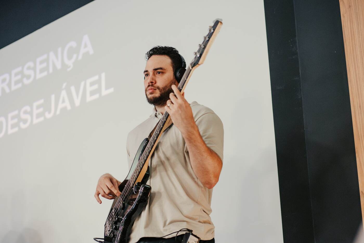 Jovem tocando baixo no culto