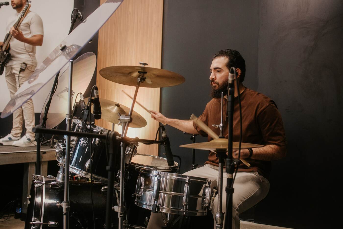 Baterista durante o culto
