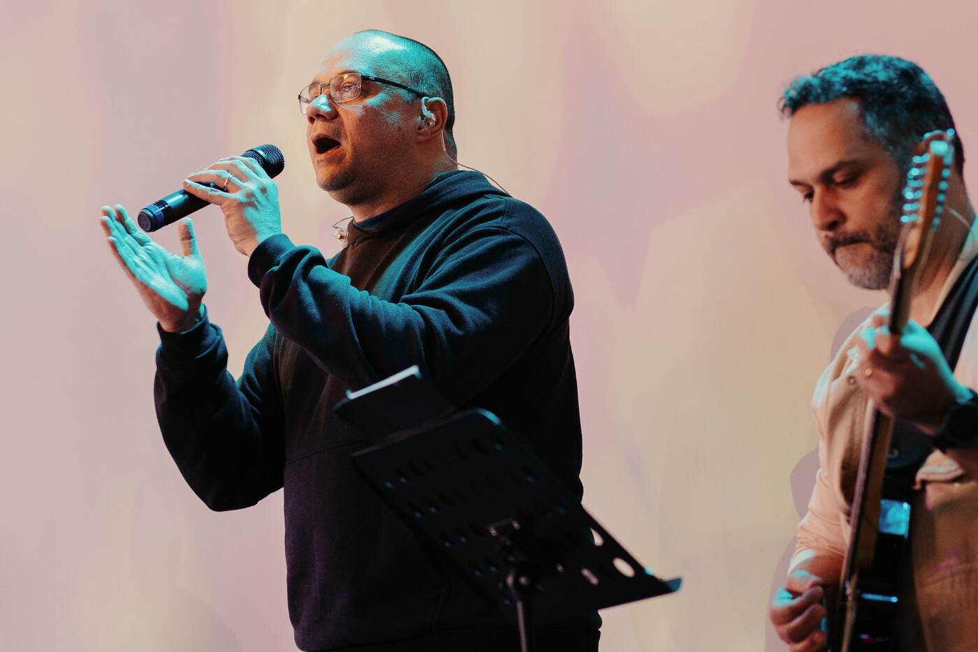 Cantor e guitarrista no louvor