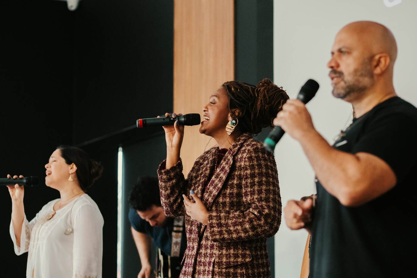 Ministério de louvor cantando no culto