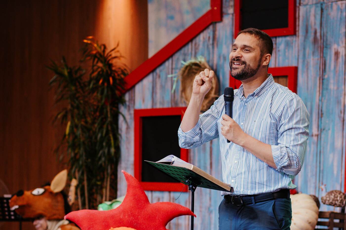 Pastor Rainerson pregando