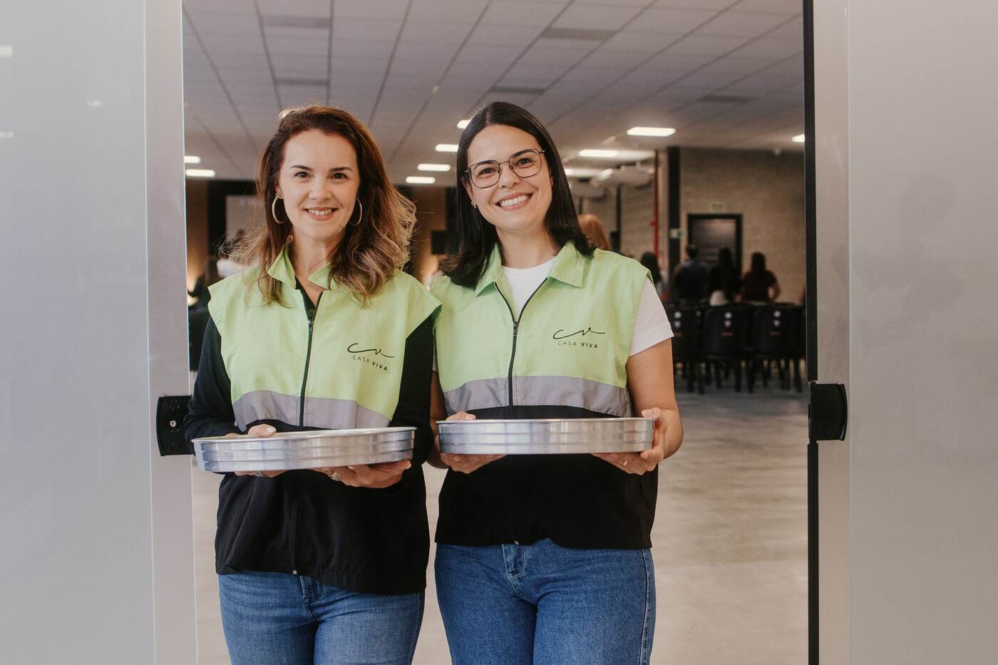 Equipe do receptivo com coletes da Casa Viva
