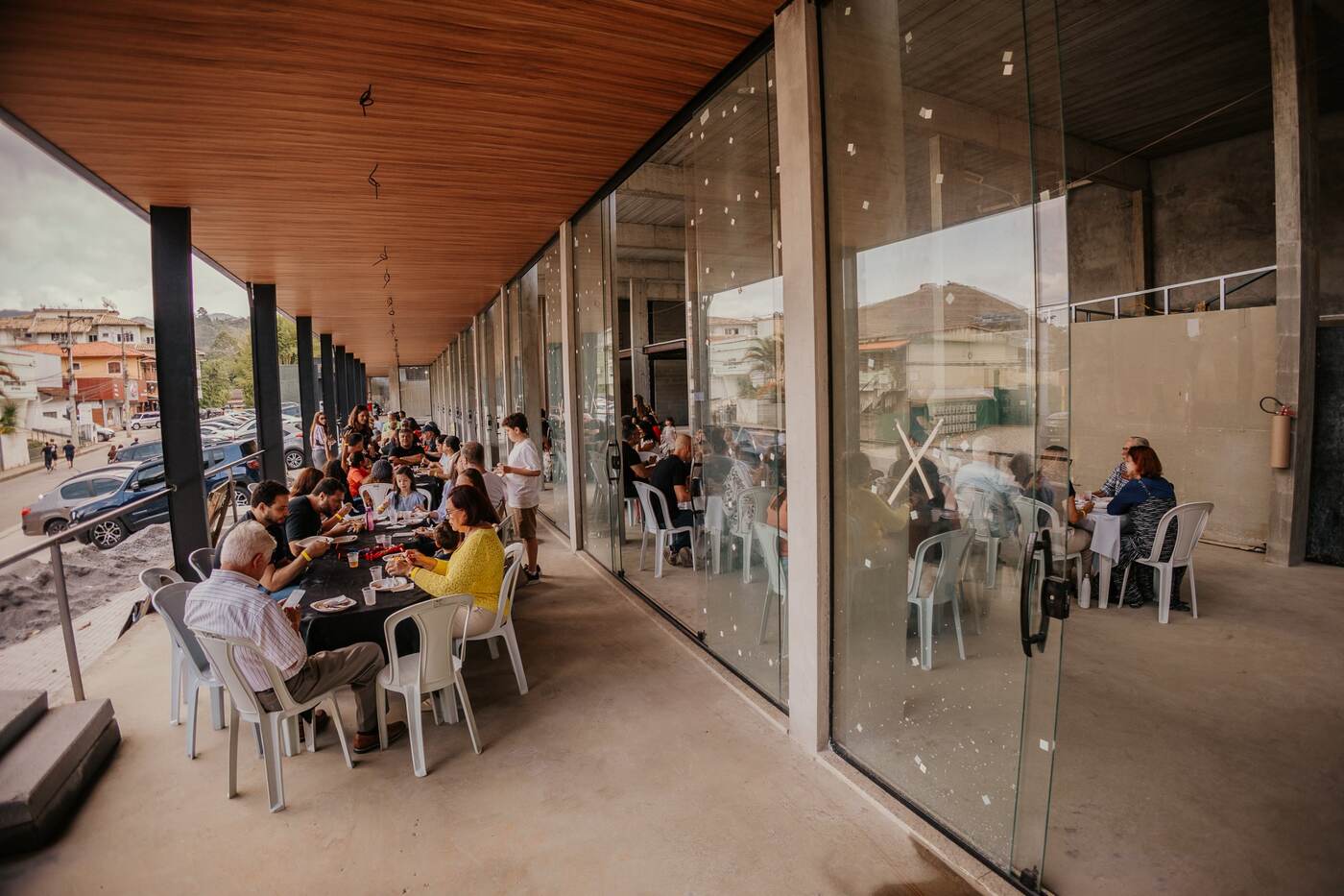 Refeição comunitária na igreja